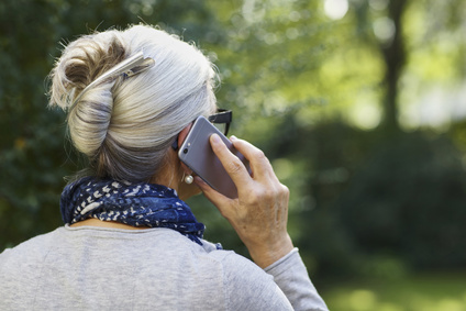 ltere Frau mit Handy